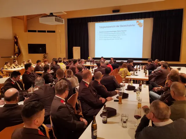 Die Vollversammlung lauschte interessiert den Ausführungen von Kommandant Walter Hochenegger über das abgelaufene Feuerwehrjahr. | Foto: Schwarz