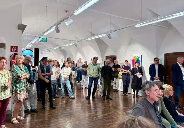 Großes Interesse an der Eröffnung der postWERK-Ausstellung "anVERWANDT" im Dinzlschloss Villach | Foto: Violetta Wakolbinger