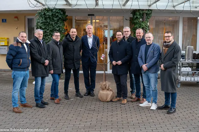 Vertreter der Marktgemeinde Altmünster, des SHV, der Politik und des Altenwohnheims.
 | Foto: Fotoshop Traunsee