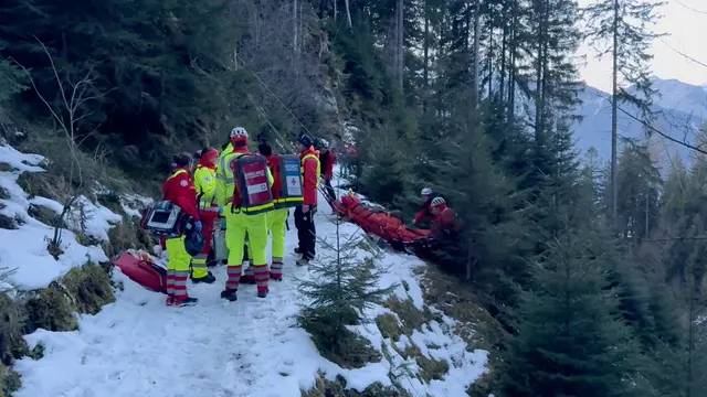 Am Sonntag musste am Kandlersteig in Schwaz ein 84-jähriger Wanderer von der Bergrettung geborgen werden, nachdem er 20 Meter in steiles Waldgelände abgestürzt war. | Foto: ZOOM.Tirol