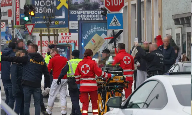 Beim Versuch einen pyrotechnischen Gegenstand zu zünden, sprengte sich ein Pro-Palästina-Demonstrant in Wels die Finger der Hand weg.