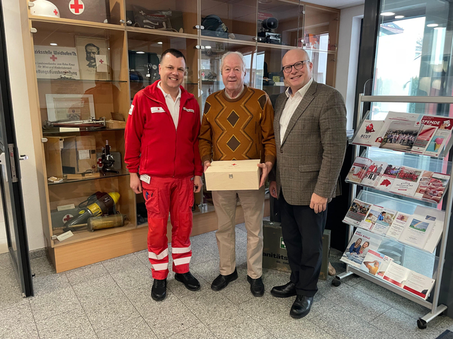 Kleines Geschenk für die ganz große Tat: Rotkreuz-Bezirksstellengeschäftsführer Bernhard Schierer, Alfred Preisl und Bezirksstellenleiter Günter Stöger | Foto: Rotes Kreuz Waidhofen/Thaya