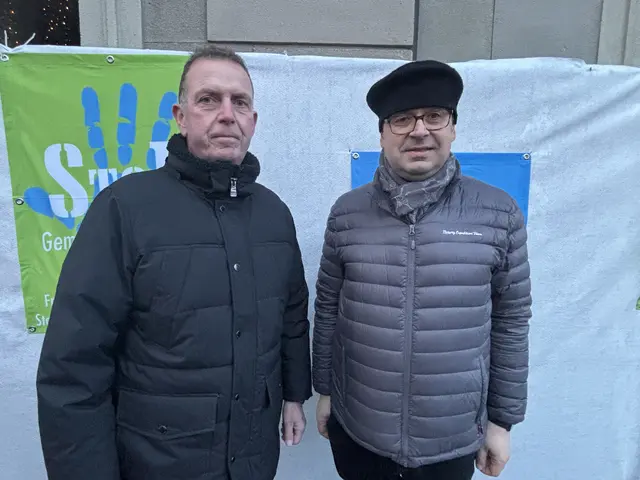 Sehr betroffen: Bürgermeister Walter Novak mit Pfarrer Anton Neger bei der Gedenkfeier in Leibnitz | Foto: MeinBezirk/W. Fischer