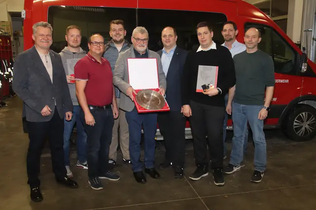 Altes und neues Kommando mit dem neuen Fahrmeisterteam.  Oskar Schmit, Gehilfe des Fahrmeisters LM Bernhard Biringer, 1. FKDTSTV OBI Roman Neubauer, Fahrmeister BM Daniel Mayer, Alt-Verwalter Ehrenoberverwalter Martin Schick, KDT ABI Alexander Schmidt, neuer LDV Oberverwalter Christoph Palata, UA-KDT HBI Martin Epp, 2. FKDTSTV Christoph Gruber | Foto: FF Ladendorf