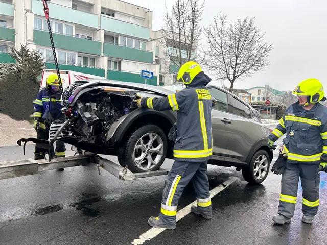 Die Feuerwehr barg das fahruntüchtige Fahrzeug von der Straße. | Foto: Feuerwehr Mattersburg