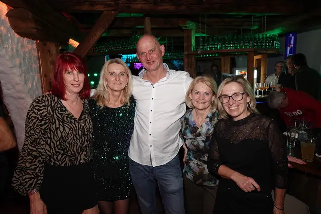 Tänzer unter sich und ein sichtlich gut gelaunter "Hahn im Korb". | Foto: MeinBezirk/Michael Blinzer