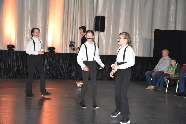 Teens A tanzten zu einem Coffee Medley | Foto: Alexandra Goll