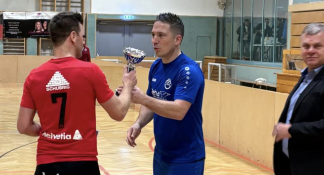 Organisator Sebastian Schmidt (im blauen Trikot) überreichte die Sieger-Pokale. | Foto: Markus Kahrer