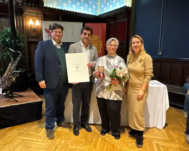 Gerta Bösmüller (Verein Hilfswerk) wurde von Gemeinderat Peter Schindler, Bürgermeister Christian Gepp und Vizebürgermeisterin Bernadette Haider-Wittmann ausgezeichnet.  | Foto: Stadtgemeinde Korneuburg