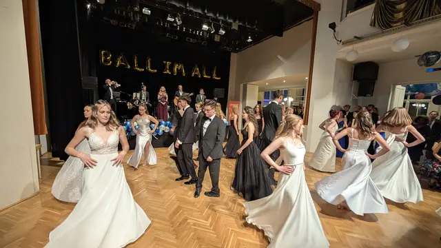 Eintanzen der Schüler zur Titelmelodie vom Film „E.T.“. Bereits der Start in die Ballnacht war ein absolutes Highlight. | Foto: BG Horn