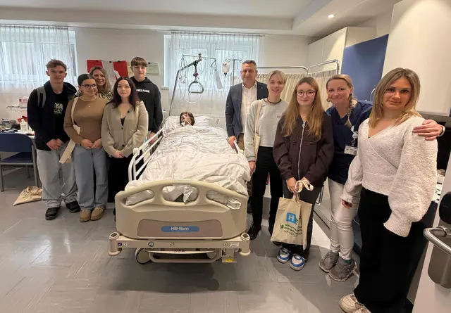 Markus Kaufmann, Pflegedirektor des LKH Oststeiermark, machte sich vor Ort ein
Bild von der Veranstaltung und begrüßte die Besuchergruppen persönlich.  | Foto: LKH Oststeiermark