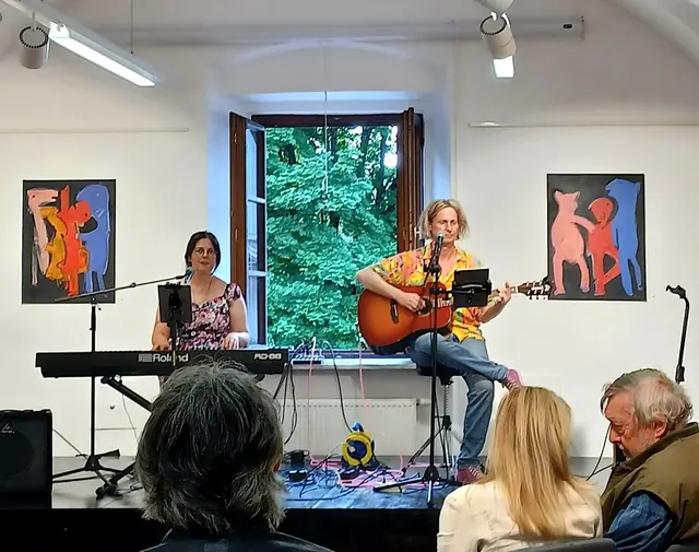 GALVIN &amp; HÖLZL mit Musikbeiträgen zu "anVERWANDT" im Dinzlschloss (an der Wand: Arbeiten von Arnold Kreuter) | Foto: Anika Wieser