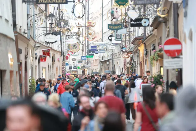 In der Salzburger Getreidegasse tummeln sich viele Reisende. Wer es weniger voll mag, der besucht beliebte Orte lieber in den Randzeiten oder weicht auch weniger bekannte Orte aus und entdeckt dabei vielleicht sogar ein kleines Abenteuer.   | Foto: Franz Neumayr