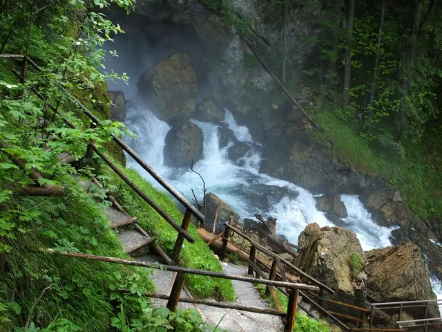 Schöne Steiganlage mit tollen Ausblicken bietet der Gollinger Wasserfall im Tennengau. 