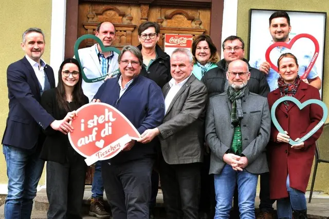 Bürgermeister Martin Weber (l.) begrüßte NAbg. Josef Muchitsch (1. Reihe 3. v. l.) zur SPÖ-Mitgliederversammlung in Tieschen. | Foto: W. Spätauf