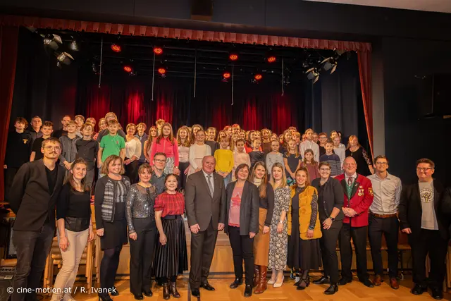 Musikschule Himberg, Musikschule Südheide und Musikverein Himberg - die Künstler des abends und Ihr Lehrpersonal und Bürgermeister Ernst Wendl mit Mariela Riedl-Friedrich (vorne Mitte). | Foto: cine-motion.at / R. Ivanek