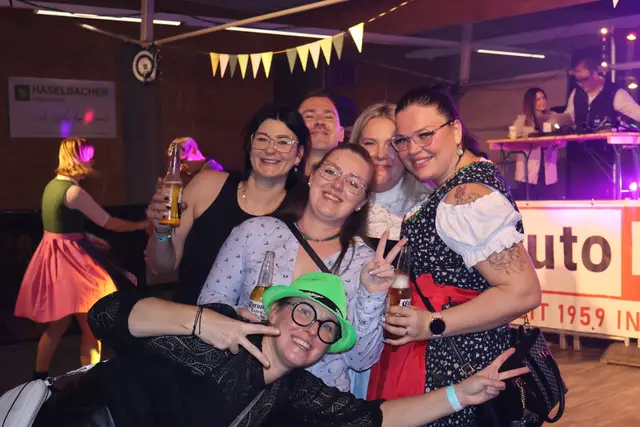 Gemeinsam Lachen hält gesund: Die Besucherinnen und Besucher hatten bei der Hektarparty viel Spaß. | Foto: Leonie Weber
