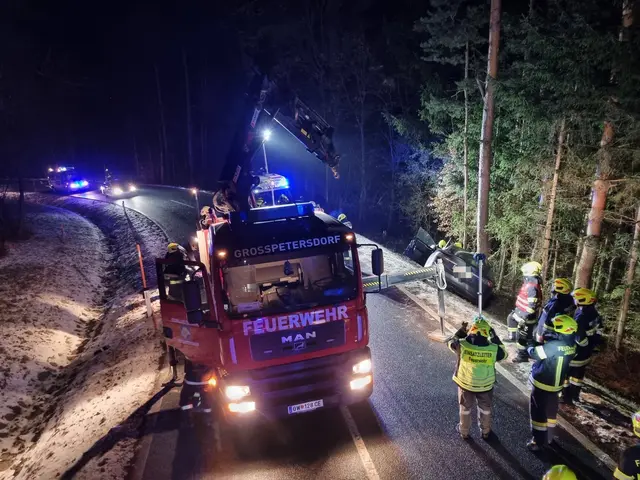 Das Kranfahrzeug der Feuerwehr Großpetersdorf war bei der Bergung im Einsatz. | Foto: Feuerwehr Jabing