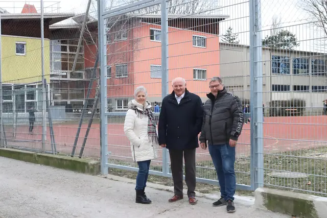 Nun wurde der Zaun inklusive des zweiflügeligen Gittertors fachgerecht vollständig erneuert.  | Foto: Marktgemeinde Himberg