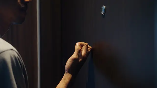 Der Unbekannte habe in einer Wohnung eine Lederhandtasche mit Dokumenten und in der anderen Wohnung eine Brieftasche mit Bargeld und Dokumenten gestohlen. (Symbolfoto) | Foto: stock.adobe.com/at/Mamingphoto 