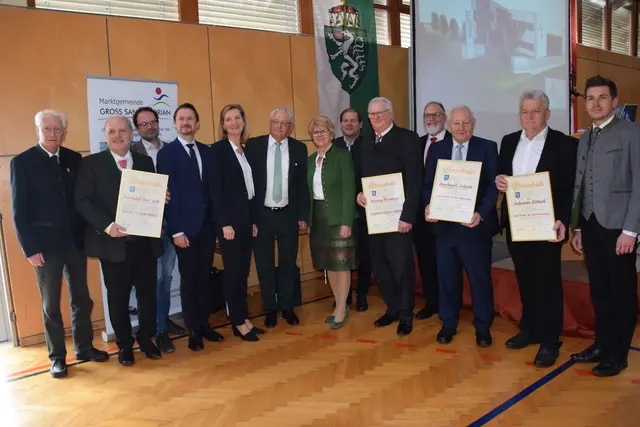 Ein Teil der geehrten Persönlichkeiten mit den Ehrengästen | Foto: MeinBezirk/Josef Strohmeier
