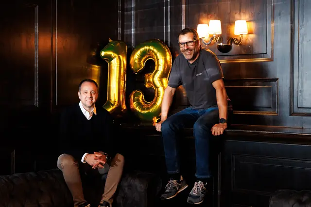 Patrik Gräftner (l.) und Michael Posch haben vor 13 Jahren die Afterwork-Event-Reihe "Büroschluss" ins Leben gerufen. | Foto: Adrian Almasan