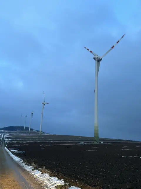 Zwischen Herzogenburg und Zagging gibt es schon eine Riege an Windrädern. In der Zone MO05 sollen gegebenenfalls noch mehr dazukommen.  | Foto: Müller
