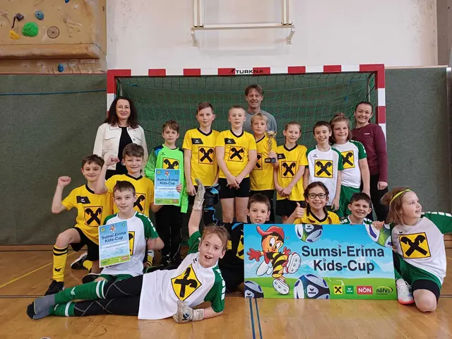 Direktorin Daniela Gaishofer, Klassenlehrer Gerald Gundacker und Pädagogin Nadine Weber mit Kindern der dritten und vierten Klassen der Volksschule Zwettl-Hammerweg.
 | Foto: Volksschule Zwettl-Hammerweg
