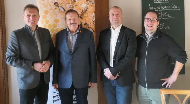 Klaus Schinninger (l), selbst Imker, und Thomas Rammerstorfer (2.v.r.) gratulierten dem Welser Imkereverein zu den Auszeichnungen. | Foto: Welser Imkerverein