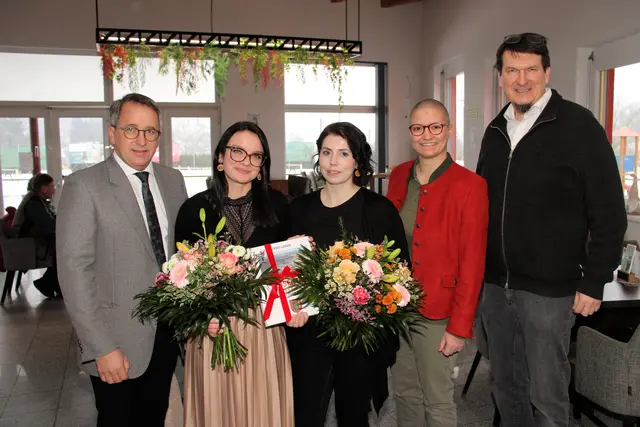 Die Gemeinde Rosental mit Bürgermeister Johannes Schmid (l.) gratulierte Julia Kager und Bianca Rohrer. | Foto: Cescutti