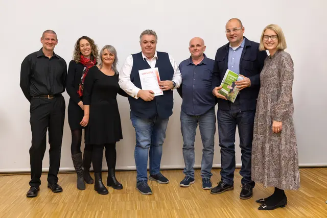 Die Küche des Salzkammergut Klinikums Vöcklabruck unter der Leitung von Küchenchef Andreas Aichhorn (Mitte) erhielt kürzlich die begehrte Auszeichnung "Gesunde Küche" des Landes OÖ. Rechts Gesundheitslandesrätin Christine Haberlander. | Foto: Land OÖ/Margot Haag