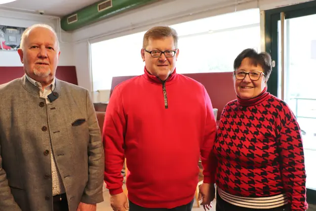 Das Kernteam des PVÖ Fernitz Josef Greiner, Günter und Helga Bauer engagiert sich ehrenamtlich. "Wir müssen ein Jahr voraus die Pläne machen, Zimmer und Busse reservieren", gab das Team Einblick in die Vorbereitungen des Jahresprogramms. Dazu kommt eine gute Hand für Konditionen, um die Ausflüge und Reisen auch leistbar zu machen.  | Foto: Edith Ertl