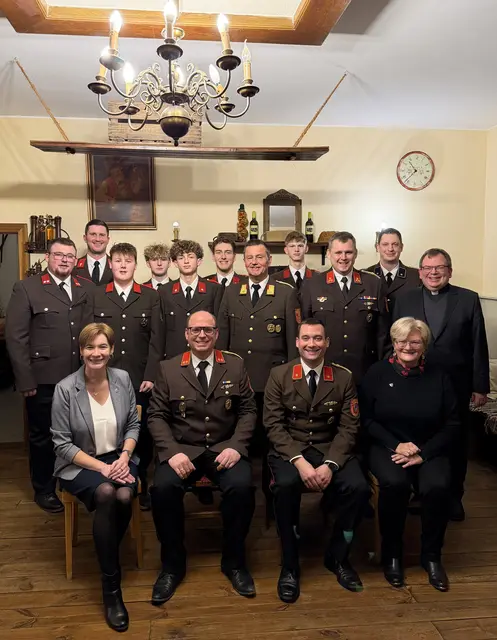 sitzend v.links: Bürgermeisterin Monika Fischer, Martin Grubmann, Josef Bertl, Vizebürgermeisterin Erika Zeh
Stehend v. links: Johannes Grubmann, Stefan Mayerhofer, Stefan Schelberger, Tobias Eder, Julian Ambichl, Matthias Priesching, Leo Stiefsohn, Dominik Eder, Stefan Haubenwallner, Georg Hasenzagl, Monsignore Markus Heinz | Foto: FF Pyhra-Obertiefenbach