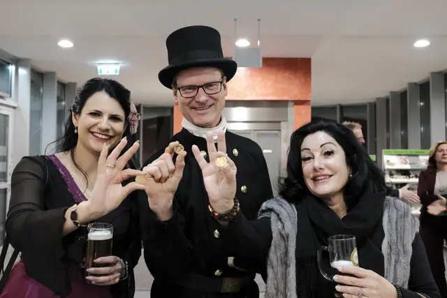 Nadine Zwazl, der lebende Glücksbringer Hans Dietrich und Asita Aschraf-Yazdi. | Foto: Santrucek
