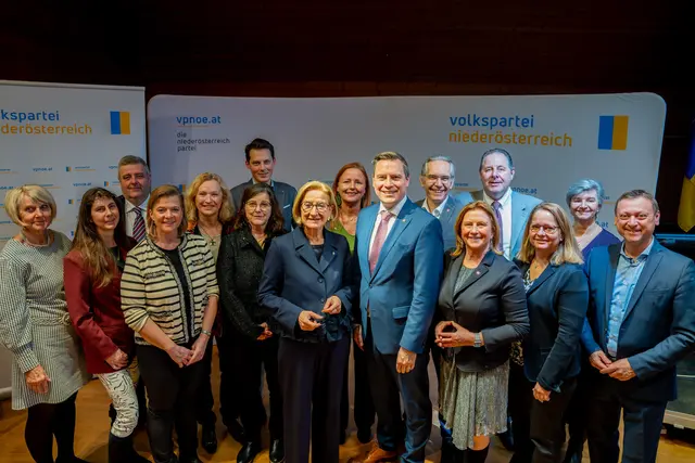 Landeshauptfrau Johanna Mikl-Leitner mit Bürgermeister und Stadtparteiobmann Christoph Kaufmann, Vizebürgermeisterin Maria T. Eder und einer Auswahl des Teams der Volkspartei Klosterneuburg | Foto: Foto: VP-NÖ
