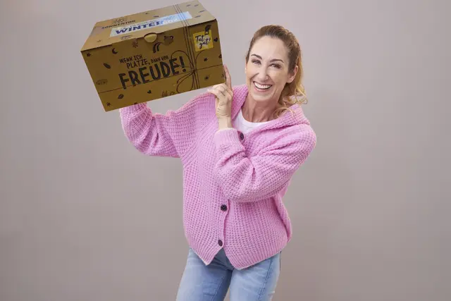 „Tut gut!“-Markenbotschafterin Kati Bellowitsch präsentiert die „Tut gut!“-Winterbox. | Foto: ©Philipp Monihart