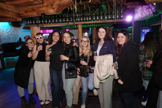 Die Mädelsrunde feierte wie es sich gehört den Geburtstag in der Burg. | Foto: MeinBezirk/Michael Blinzer