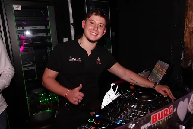 Julian Neumann sorgte nicht nur an der Bar, sondern auch zu späterer Stunde an den Turntables für gute Stimmung. | Foto: MeinBezirk/Michael Blinzer