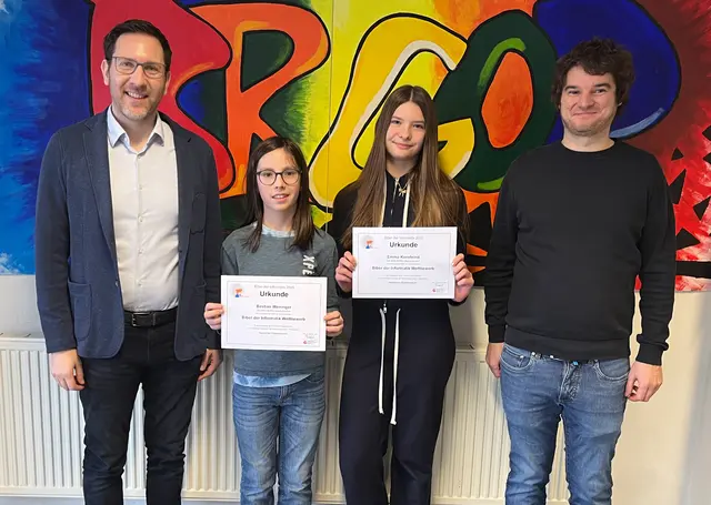 Emma Kornfeind und Bastian Weninger erreichten beim „Biber der Informatik 2025“ die volle Punktezahl und zählen österreichweit zu den Besten. Auf dem Foto von links nach rechts: Direktor Markus Neuhold, Bastian Weninger, Emma Kornfeind, Paul Sommeregger. | Foto: BRGOP