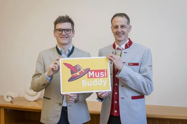 Am heutigen Montag, dem 19. Jänner 2026, wird der digitale Helfer Mitgliedern und Funktionären der Kapellen in einer Online-Schulung vorgestellt. Im Bild: Landesrat Maximilian Aigner und Landeskapellmeister Roman Gruber (rechts). | Foto: Land Salzburg/Neumayr/Leopold