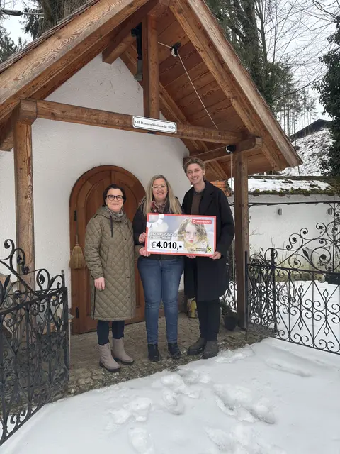 Kerstin Müller, Redaktionsleitung MeinBezirk Salzkammergut, Astrid Wöginger und ihr Bruder Florian Huemer von der Villa Rosental. | Foto: Villa Rosental