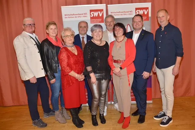 Vizebgm. Peter Spicker, Bürgermeisterin Marion Wedl, SWV NÖ-Vizepräsidentin Monika Retl, SWV Neunkirchen-Bezirksvorsitzender Gustav Morgenbesser, SWV NÖ-Vizepräsidentin Martina Klengl, Günther Kautz, Andrea Kahofer, SPÖ-Bezirksvorsitzender Bgm. Christian Samwald und Siegfried Wedl. | Foto: SWV Neunkirchen