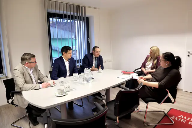 Bürobesuch der FPÖ bei MeinBezirk in Bruck an der Mur: Pressereferent Oliver Brunnhofer, Landesrat Hannes Amesbauer, Philipp Könighofer mit den beiden Redakteurinnen Angelika Kern und Angelina Koidl.  | Foto: FPÖ Stmk.