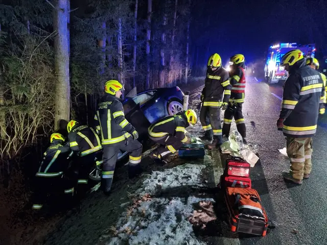 Die Feuerwehren Jabing und Großpetersdorf rückten zur Fahrzeugbergung zwischen Jabing und Rohrbach an der Teich aus. | Foto: Feuerwehr Jabing