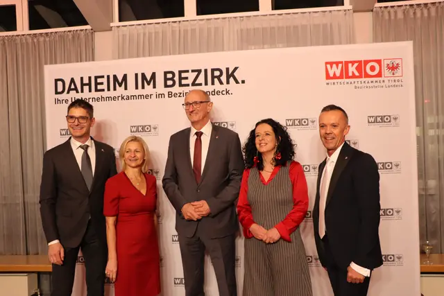 LH Anton Mattle und NR Margret Falkner mit den Vertretern der Wirtschaftskammer. | Foto: Thomas Seelos
