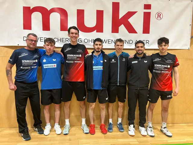 Internationales Flair in Ebensee (v.l.n.r.): Ebensee Coach Ivan Karabec, Julian Rzihauschek, Martin Bäuerle, Mousavi Taher, Jonas Promberger, Guilherme Teodoro und Lionel Stift. | Foto: SPG muki Ebensee
