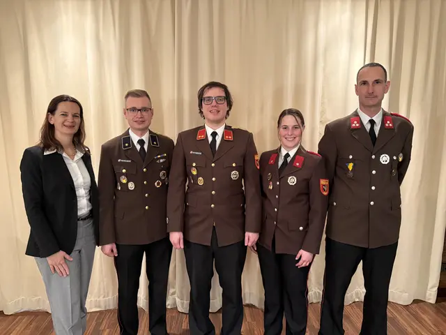 Neues Kommando von links nach rechts:
Bürgermeisterin Kerstin Suchan-Mayr, Manuel Fischelmayr, Matthias Hochmeister, Livia Brandstetter, Thomas Rosenberger | Foto: FF Rems