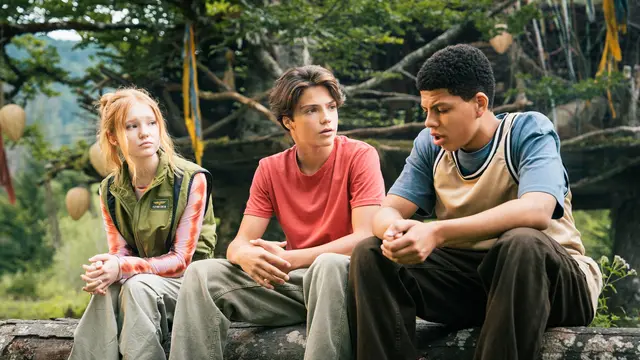 Für die Gestaltwandler Holly (Lilli Falk), Carag (Emile Chérif) und Brandon (Johan von Ehrlich) (v. l.) beginnt ein neues und aufregendes Schuljahr an der Clearwater High in "Woodwalkers 2".  | Foto: Constantin Film/ Studio Canal