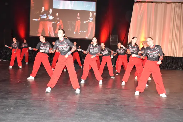 Eröffnungsszene der UTT Wintershow „Dancing through Life“ | Foto: Alexandra Goll