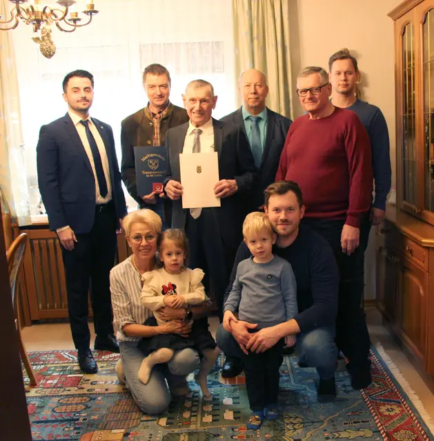 Hinten: Lehan Begzati, Vizebürgermeister Ernst Grassl, Otto Muhr, Josef Reiser, Otto  und Bernhard Muhr
Vorne: Ingrid Muhr, Julian Muhr und die beiden Ururenkel Marie und Matthias | Foto: Marktgemeinde Trautmannsdorf
